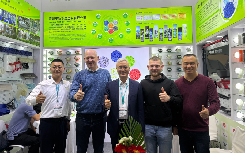 上海国际橡塑展与注塑厂客户合影留念