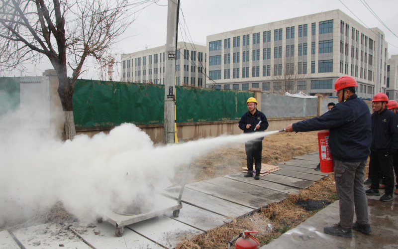 新同事练习灭火器的使用