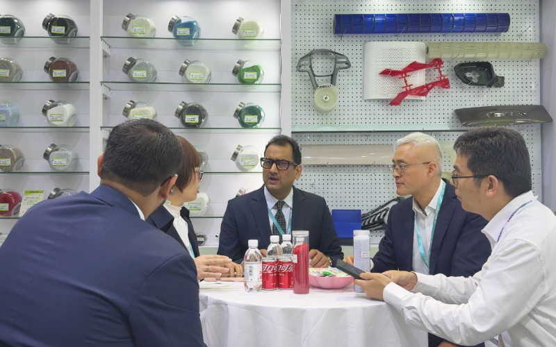 青岛中新华美王总与国外客户交流