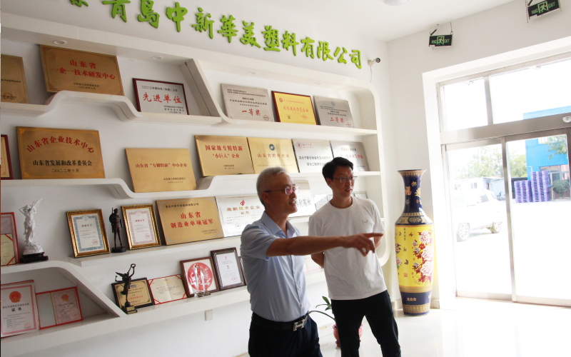 王总热情接待朱志华主任