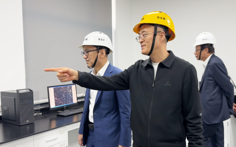 参观研发实验室