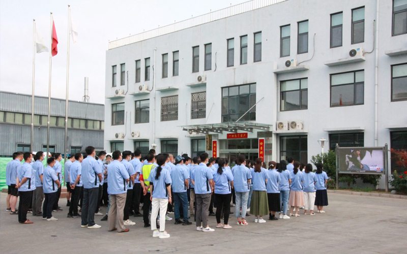 公司组织全体员工观看交通安全警示片
