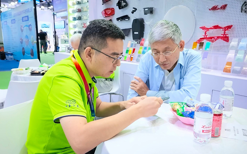 研发工程师与客户交流中
